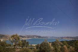 Image du Maroc Professionnelle de  Le barrage Oued El Makhazine, conçu pour le développement et  l'irrigation du périmètre du Loukkos. Ainsi les champs situés dans le triangle Ksar El Kébir, Larache, Moulay Bouselham profitent de cette infrastructure. Cette importante réalisation située sur El Oued Loukkos sert à la régularisation inter annuelle des débits tout en formant une protection contre les crues, au Jeudi 1er Septembre 2005 à cette datte le barrage dispose 309 Million de M3. (Photo / Abdeljalil Bounhar) 